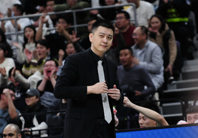 开云-突发！曝辽篮主帅杨鸣辞职已获俱乐部批准 由助教乌戈接任