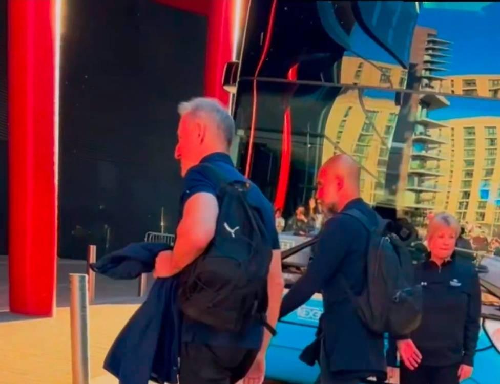 开云-一群枪手球迷聚在温布利，喊话瓜迪奥拉“让阿尔特塔拿英超”